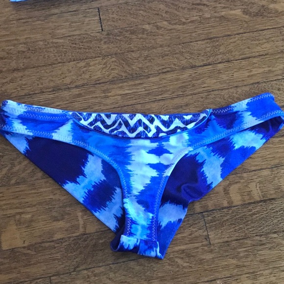 Blue and white bikini - Picture 2 of 8